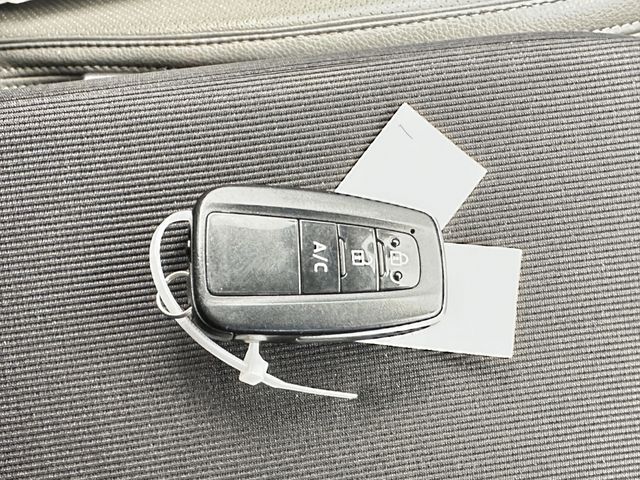 TOYOTA PRIUS PHV 2017 Image 31