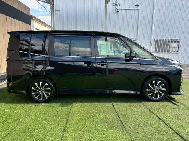 TOYOTA VOXY HYBRID 2022 Image 31