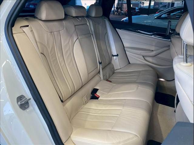 BMW 5SERIES TOURING 2017 Image 31