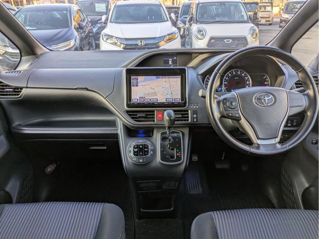 TOYOTA VOXY 2015 Image 31
