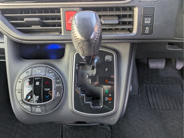 TOYOTA VOXY 2015 Image 31