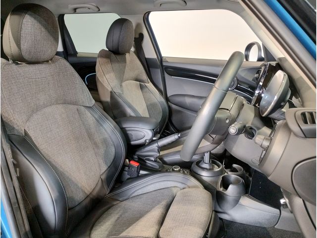 BMW MINI COOPER D 5DOOR 2023 Image 31