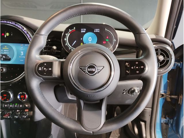 BMW MINI COOPER D 5DOOR 2023 Image 31