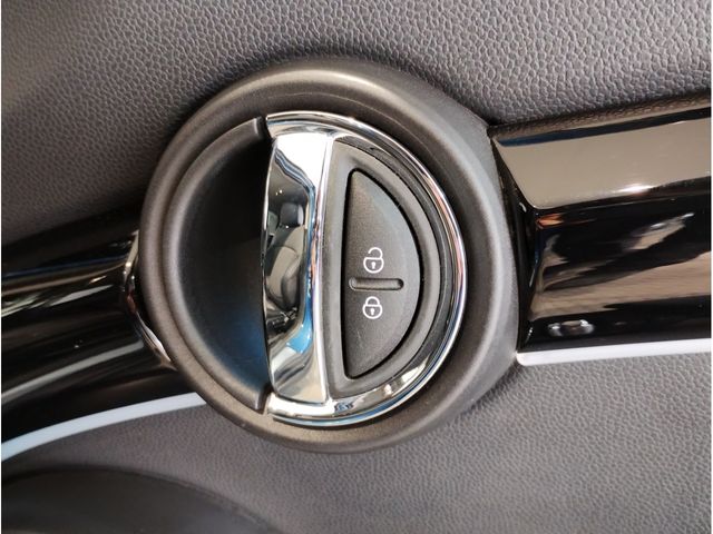 BMW MINI COOPER D 5DOOR 2023 Image 31