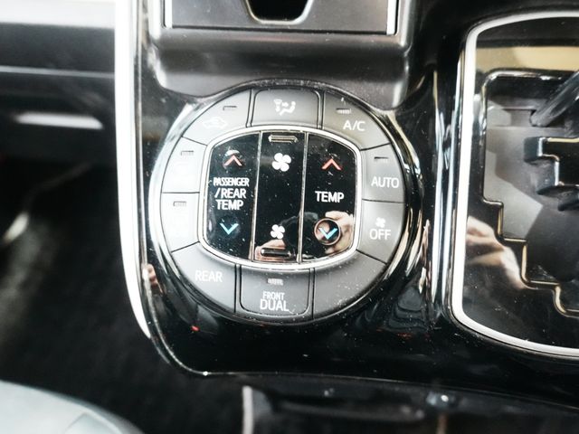 TOYOTA NOAH 2018 Image 31