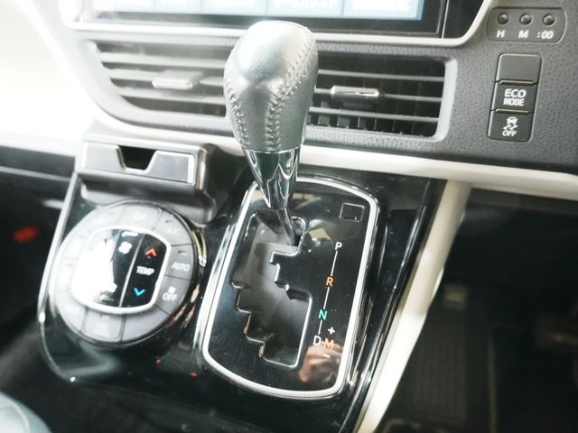 TOYOTA NOAH 2018 Image 31