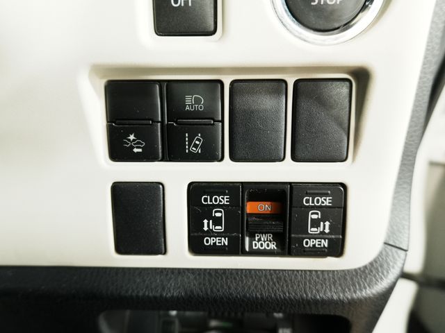 TOYOTA NOAH 2018 Image 31