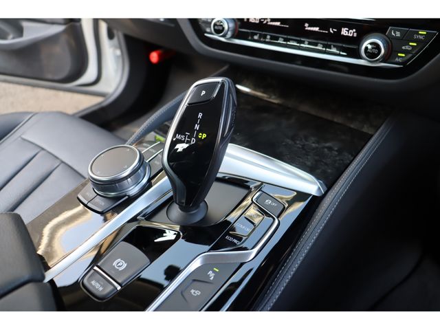 BMW 5SERIES SEDAN 2017 Image 31