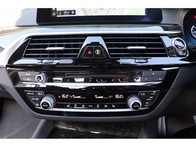 BMW 5SERIES SEDAN 2017 Image 31