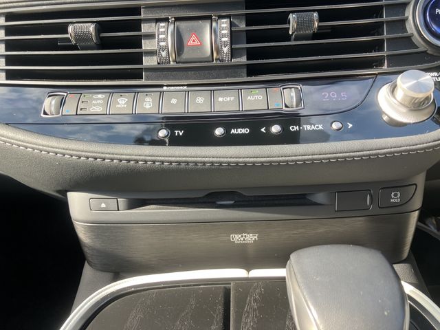 TOYOTA LEXUS LS500H 2022 Image 31