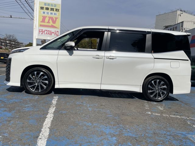 TOYOTA VOXY HYBRID 2022 Image 31