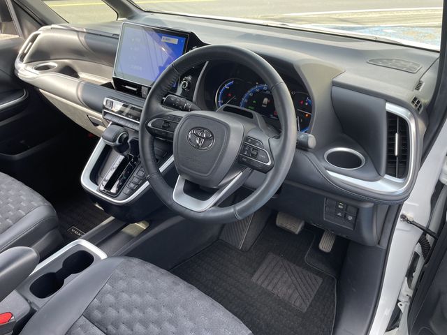 TOYOTA VOXY HYBRID 2022 Image 31