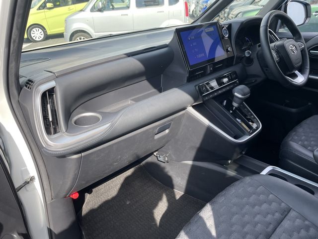 TOYOTA VOXY HYBRID 2022 Image 31