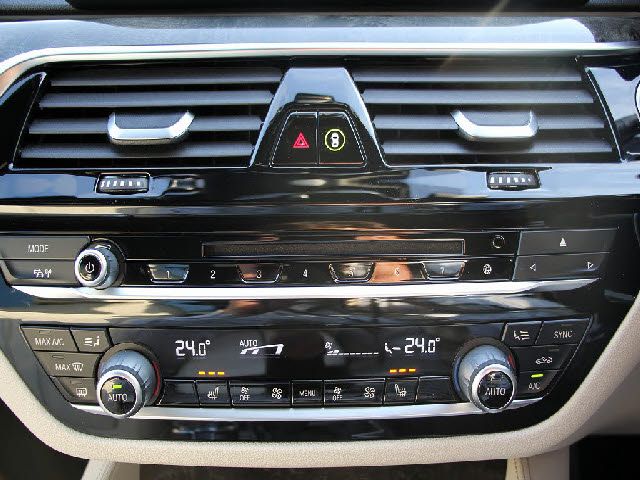 BMW 5SERIES SEDAN 2018 Image 31