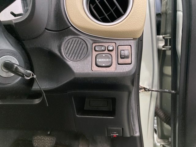 TOYOTA VITZ 2011 Image 31