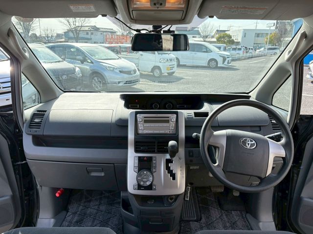 TOYOTA VOXY 2008 Image 31