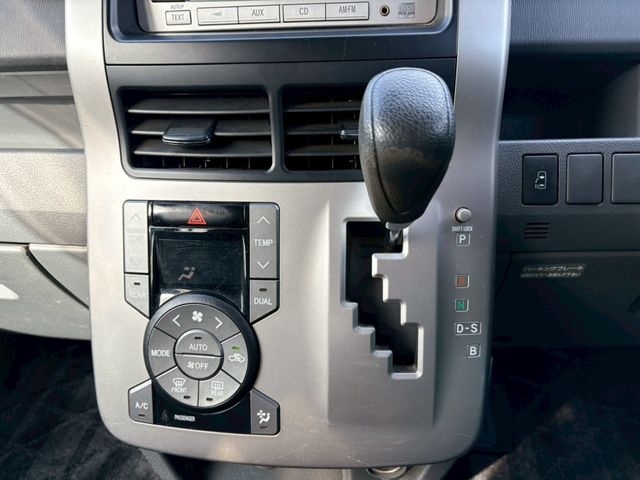 TOYOTA VOXY 2008 Image 31