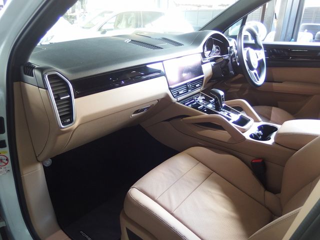 PORSCHE CAYENNE 2018 Image 31
