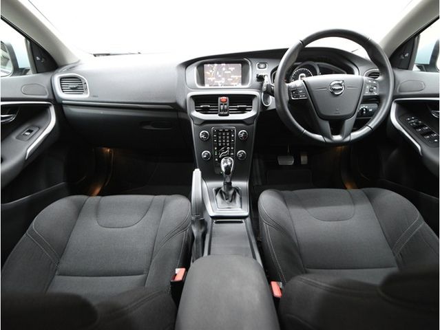 VOLVO V40 2018 Image 31