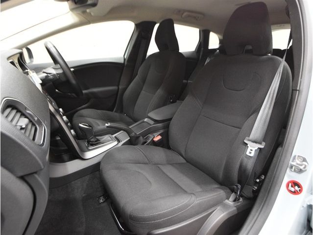 VOLVO V40 2018 Image 31