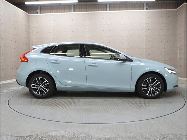 VOLVO V40 2018 Image 31