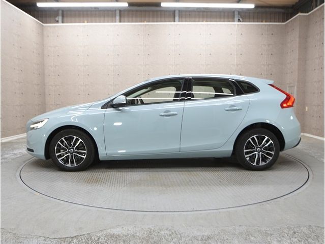 VOLVO V40 2018 Image 31