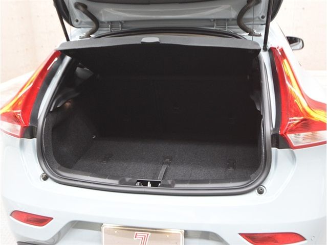 VOLVO V40 2018 Image 31