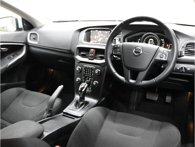 VOLVO V40 2018 Image 31