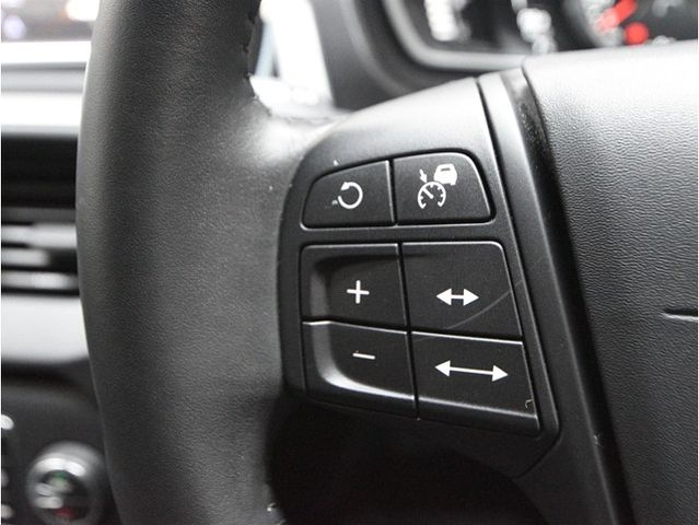 VOLVO V40 2018 Image 31