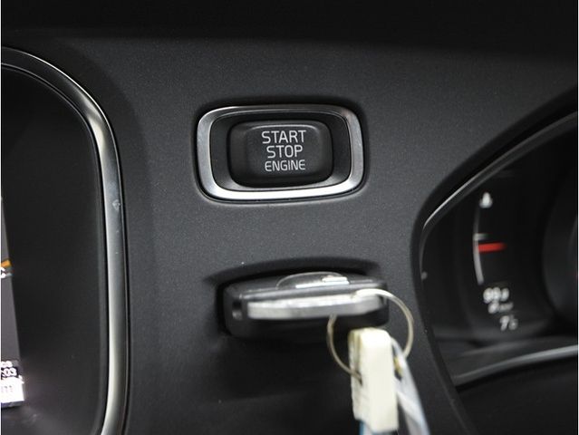 VOLVO V40 2018 Image 31