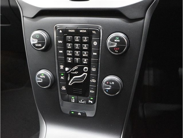 VOLVO V40 2018 Image 31