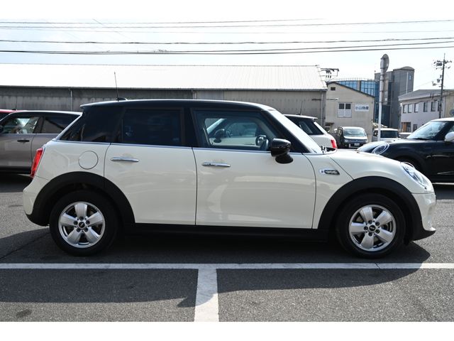 BMW MINI COOPER D 5DOOR 2021 Image 31