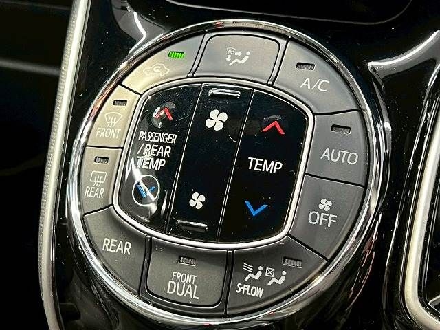 TOYOTA VOXY HYBRID 2017 Image 31