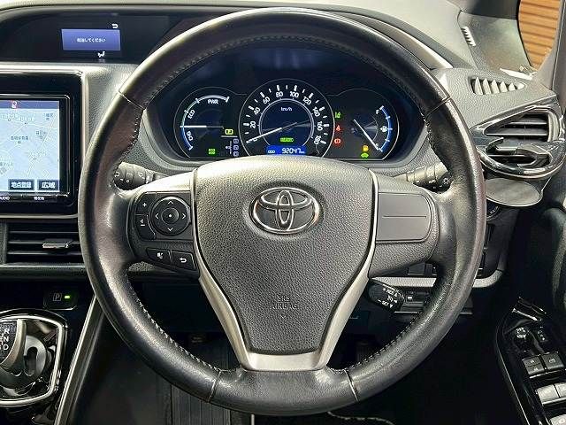 TOYOTA VOXY HYBRID 2017 Image 31
