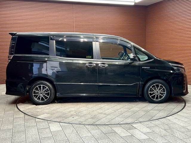 TOYOTA VOXY HYBRID 2017 Image 31