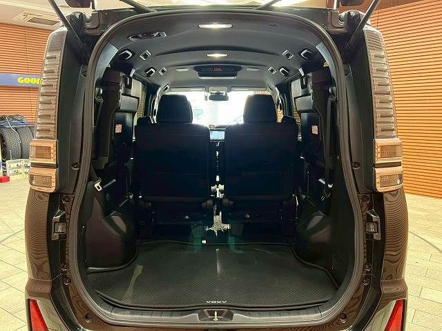 TOYOTA VOXY HYBRID 2017 Image 31