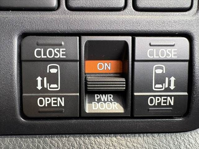 TOYOTA VOXY 2017 Image 31