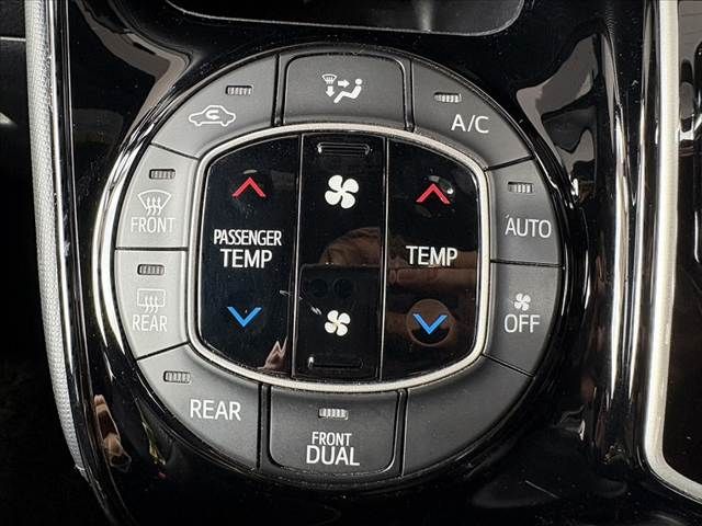 TOYOTA VOXY 2017 Image 31