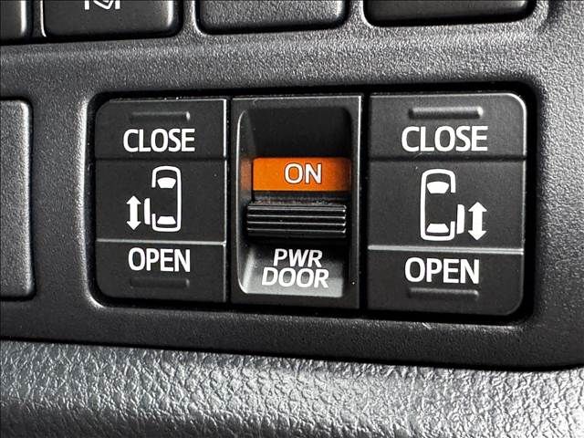 TOYOTA VOXY HYBRID 2018 Image 31