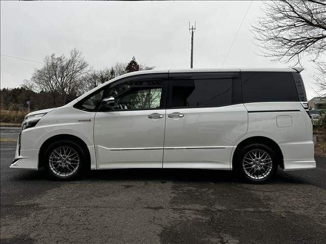 TOYOTA VOXY HYBRID 2018 Image 31