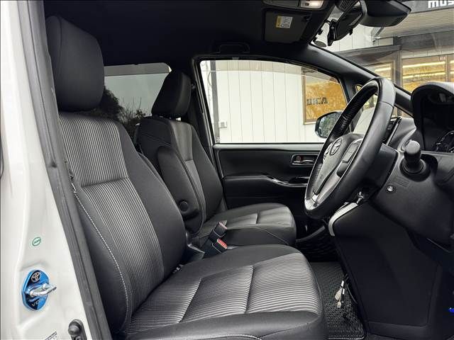 TOYOTA VOXY HYBRID 2018 Image 31