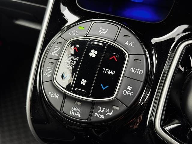 TOYOTA VOXY HYBRID 2018 Image 31