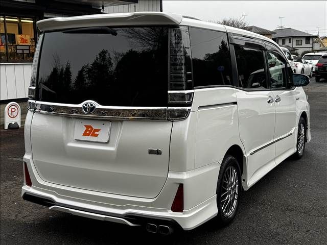 TOYOTA VOXY HYBRID 2018 Image 31