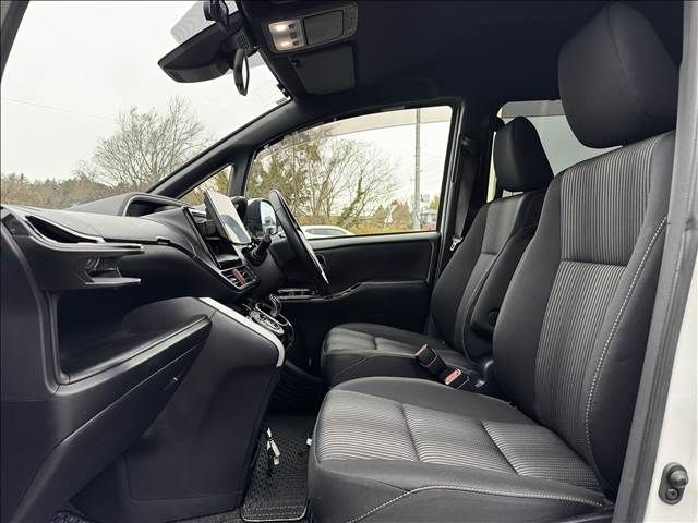 TOYOTA VOXY HYBRID 2018 Image 31