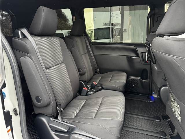 TOYOTA VOXY HYBRID 2018 Image 31