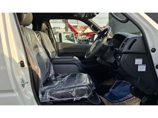 TOYOTA HIACE VAN 4WD 2025 Image 31