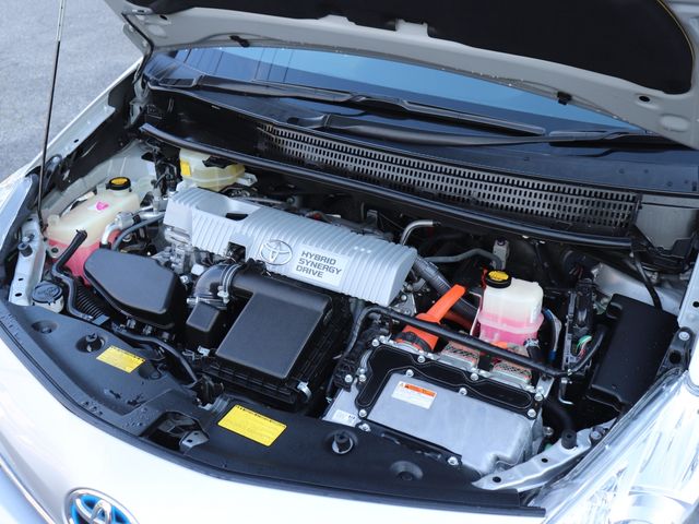 TOYOTA PRIUS ALPHA 2011 Image 31
