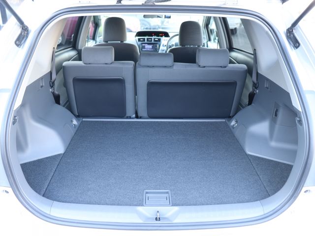 TOYOTA PRIUS ALPHA 2011 Image 31