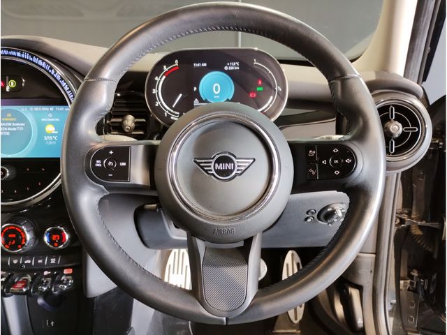 BMW MINI COOPER SD 5DOOR 2022 Image 31