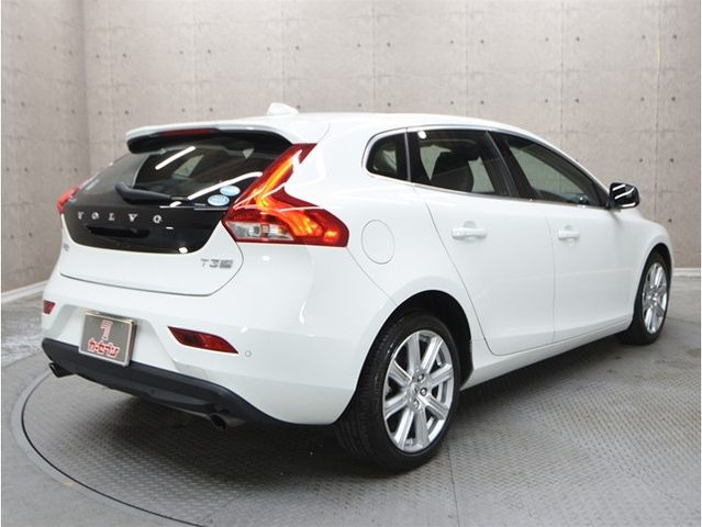 VOLVO V40 2020 Image 31